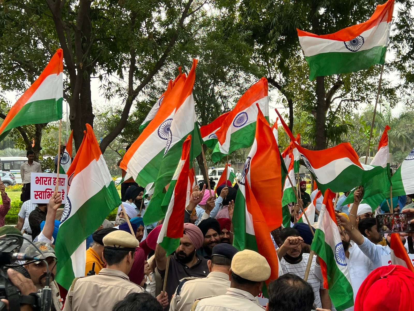 sikh-protesters-condemn-disrespectful-act-towards-indian-flag-at-uk